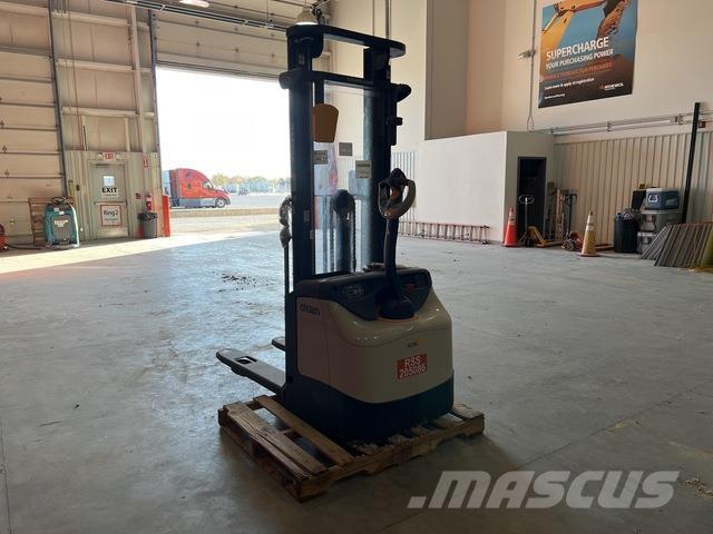 Crown ES 4000 شاحنات مناولة ذاتية الدفع