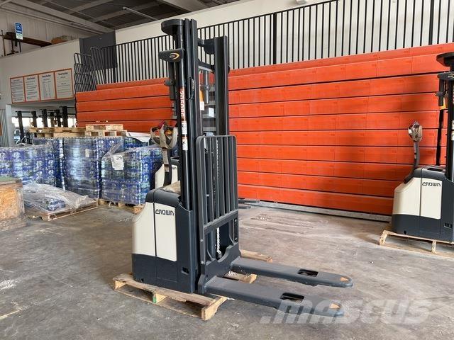 Crown ES 4000 شاحنات مناولة ذاتية الدفع