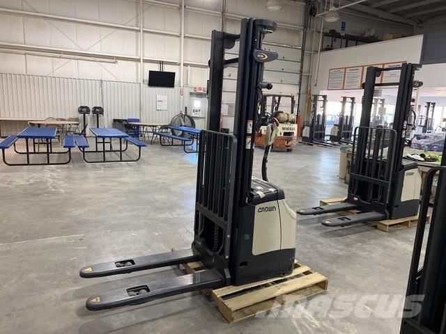 Crown ES 4000 شاحنات مناولة ذاتية الدفع