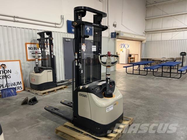 Crown ES 4000 شاحنات مناولة ذاتية الدفع