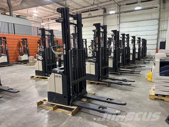 Crown ES 4000 شاحنات مناولة ذاتية الدفع