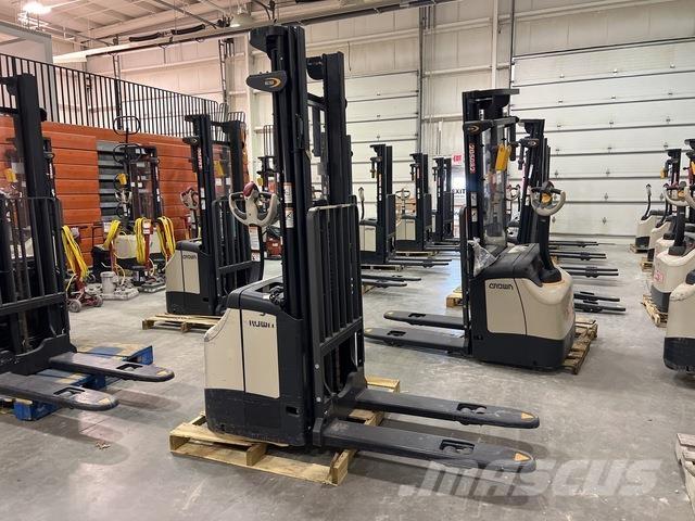 Crown ES 4000 شاحنات مناولة ذاتية الدفع