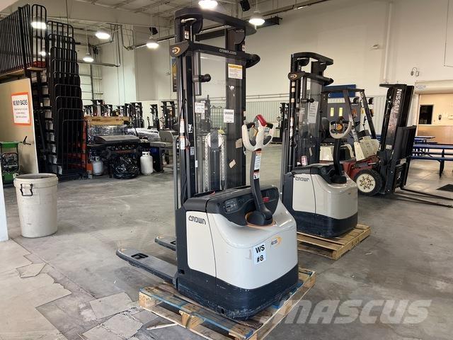 Crown ES 4000 شاحنات مناولة ذاتية الدفع