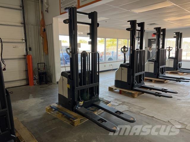 Crown ES 4000 شاحنات مناولة ذاتية الدفع