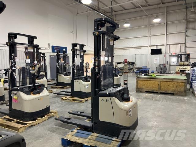 Crown ES 4000 شاحنات مناولة ذاتية الدفع