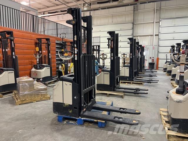 Crown ES 4000 شاحنات مناولة ذاتية الدفع