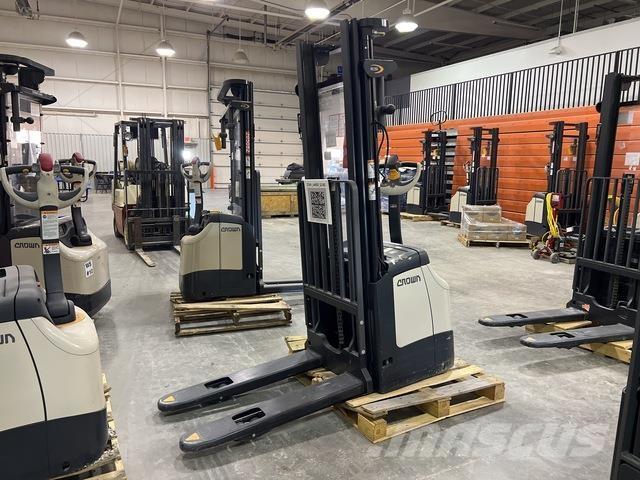 Crown ES 4000 شاحنات مناولة ذاتية الدفع