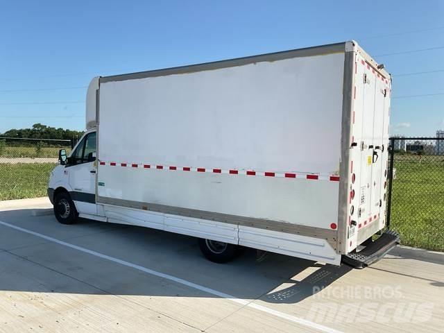 Dodge 3500 شاحنات ذات هيكل صندوقي