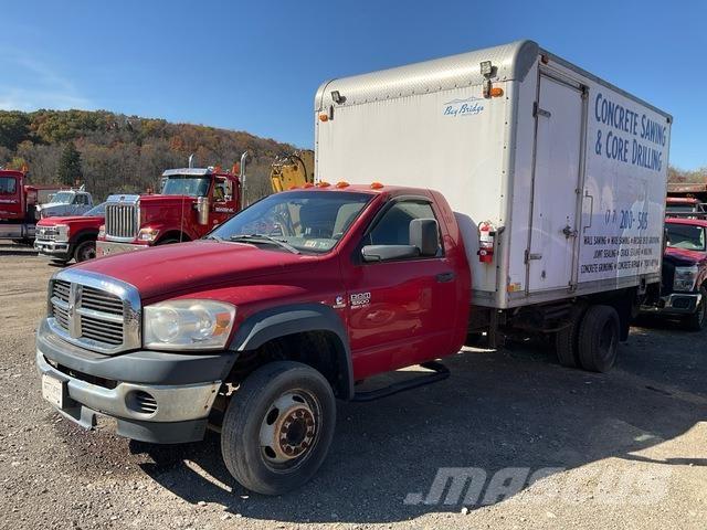 Dodge 5500 شاحنات ذات هيكل صندوقي