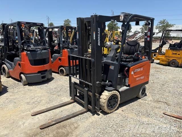 Doosan BC25S-7 شاحنات ذات رافعات شوكية تعمل بالكهرباء