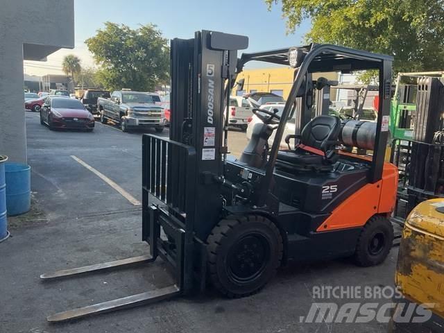 Doosan G25E-7 أخرى