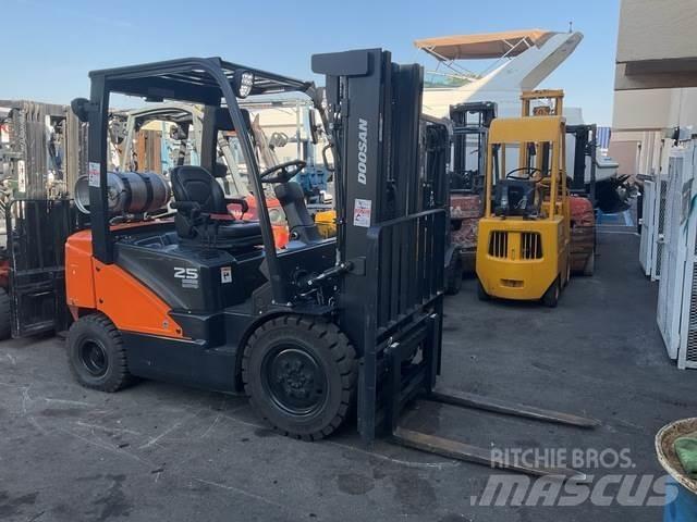 Doosan G25E-7 أخرى