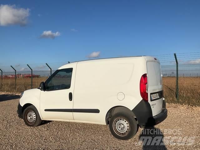 Fiat Doblo شاحنة مقفلة