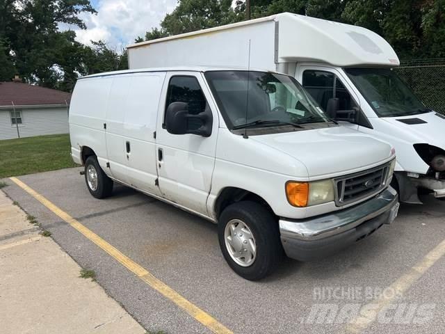 Ford E-150 شاحنة مقفلة