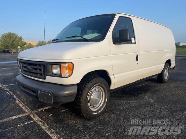 Ford E-150 شاحنة مقفلة