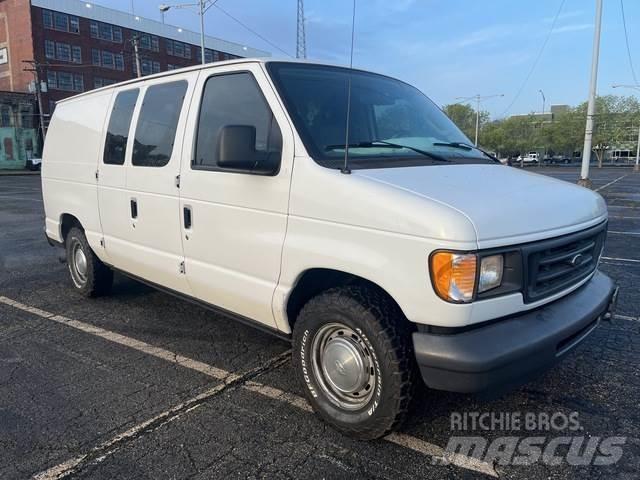 Ford E-150 شاحنة مقفلة