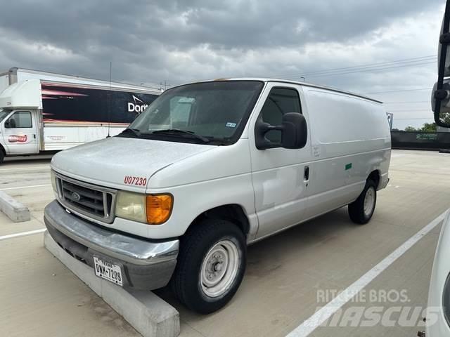 Ford E-150 شاحنة مقفلة