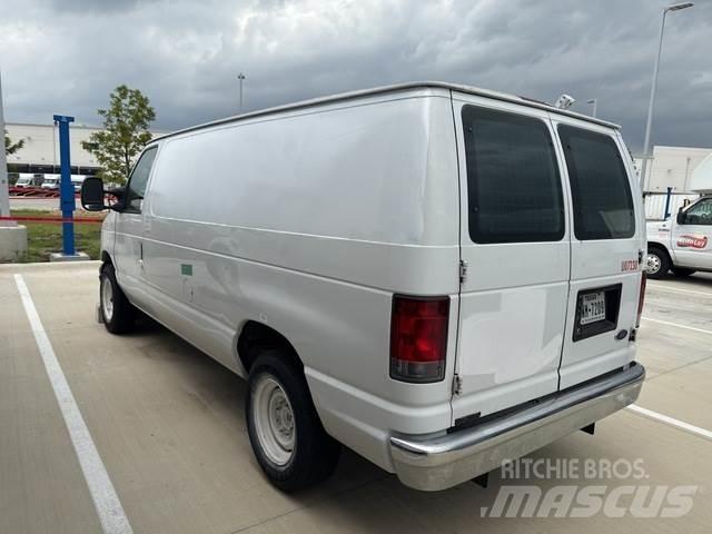 Ford E-150 شاحنة مقفلة