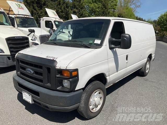 Ford E-150 شاحنة مقفلة