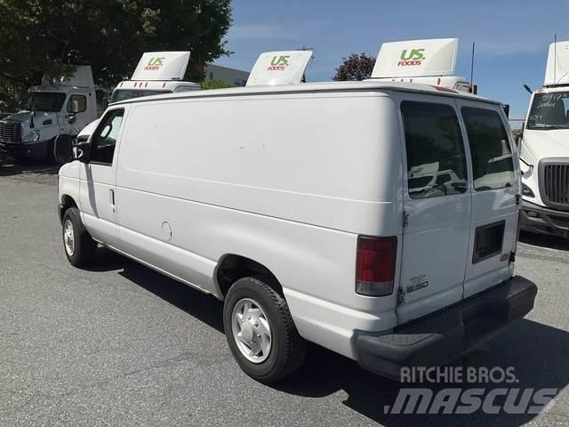 Ford E-150 شاحنة مقفلة