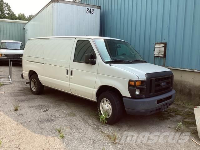 Ford E-150 شاحنة مقفلة