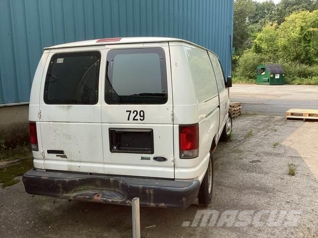 Ford E-150 شاحنة مقفلة