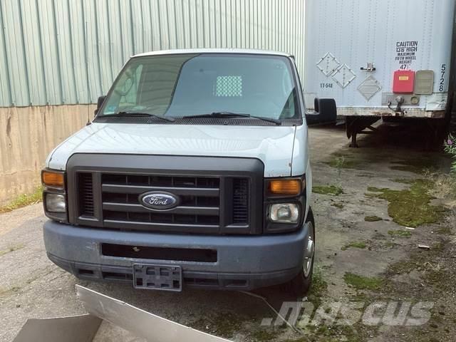 Ford E-150 شاحنة مقفلة