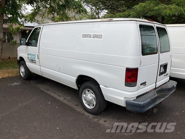 Ford E-150 شاحنة مقفلة