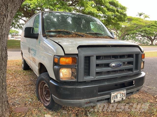 Ford E-150 شاحنة مقفلة