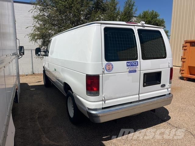 Ford E-150 شاحنة مقفلة