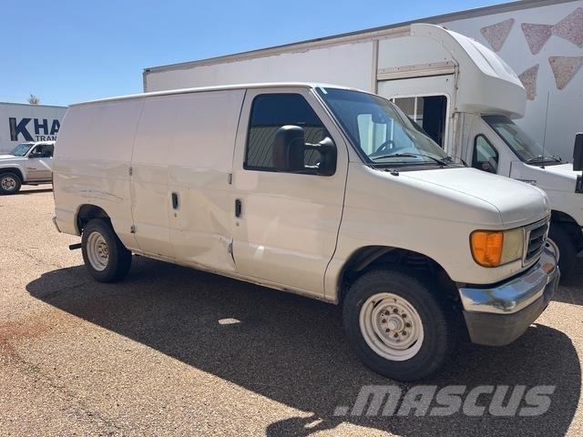 Ford E-150 شاحنة مقفلة