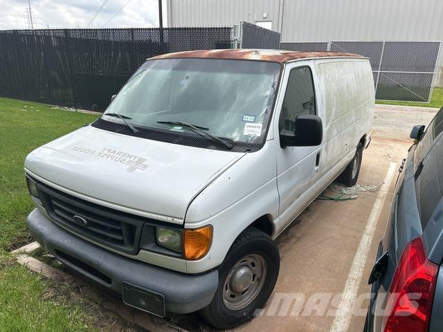 Ford E-150 شاحنة مقفلة