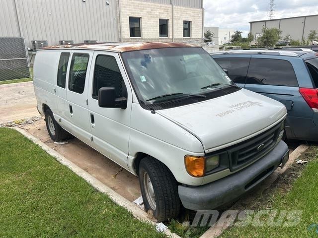 Ford E-150 شاحنة مقفلة