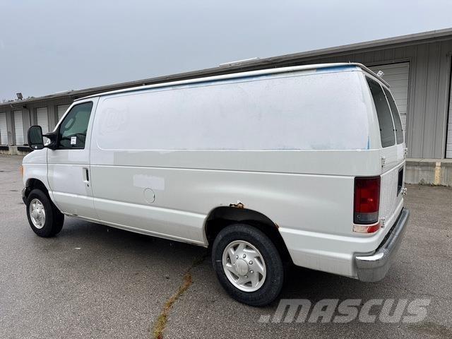 Ford E-150 شاحنة مقفلة