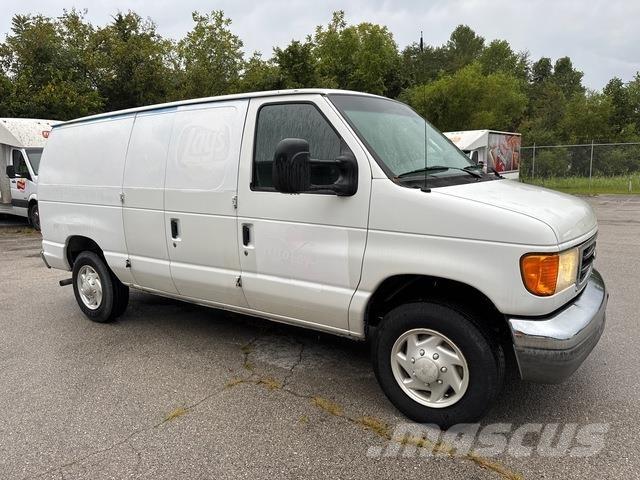 Ford E-150 شاحنة مقفلة