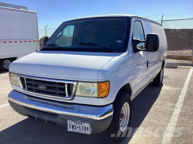 Ford E-150 شاحنة مقفلة