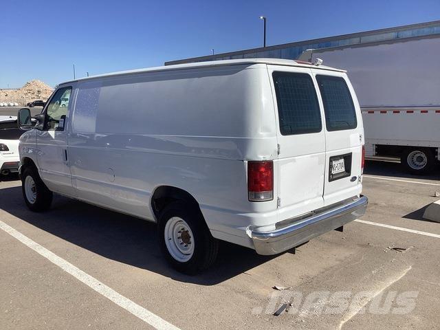 Ford E-150 شاحنة مقفلة