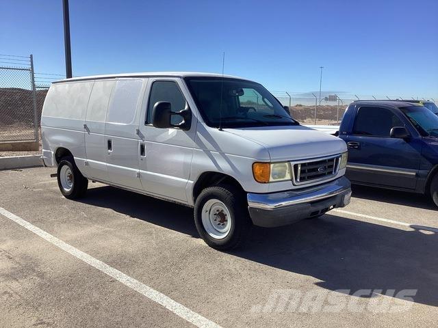 Ford E-150 شاحنة مقفلة