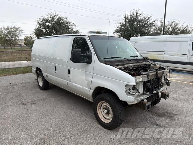 Ford E-150 شاحنة مقفلة