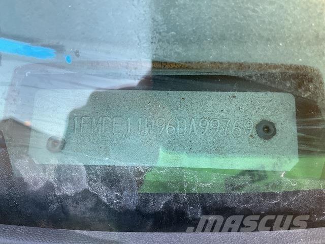 Ford E-150 XL سيارات