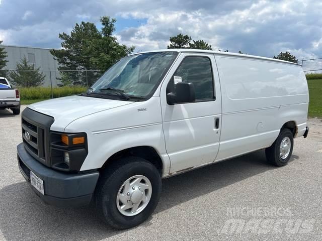 Ford E-250 شاحنة مقفلة