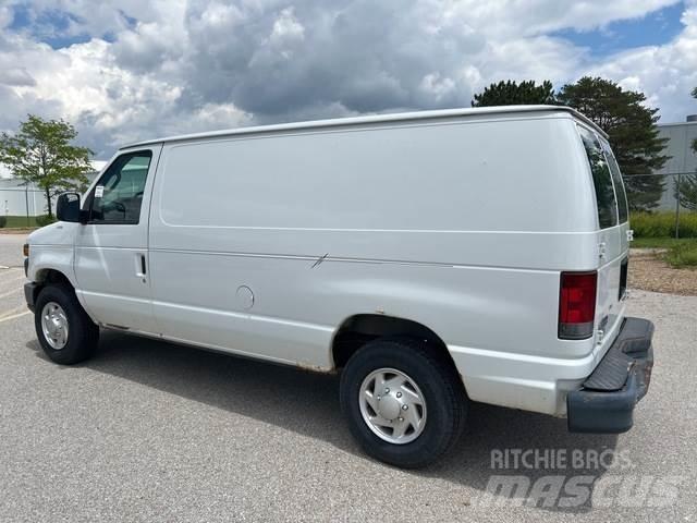 Ford E-250 شاحنة مقفلة