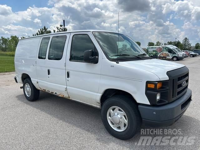 Ford E-250 شاحنة مقفلة