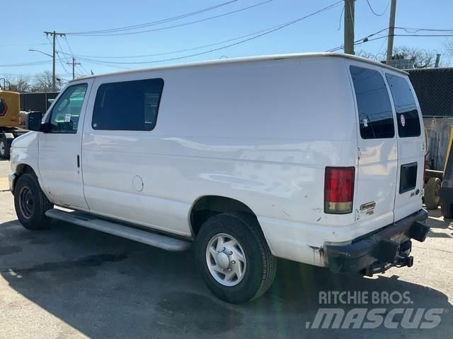 Ford E-250 شاحنة مقفلة