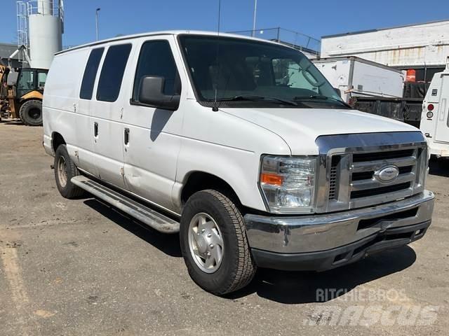 Ford E-250 شاحنة مقفلة