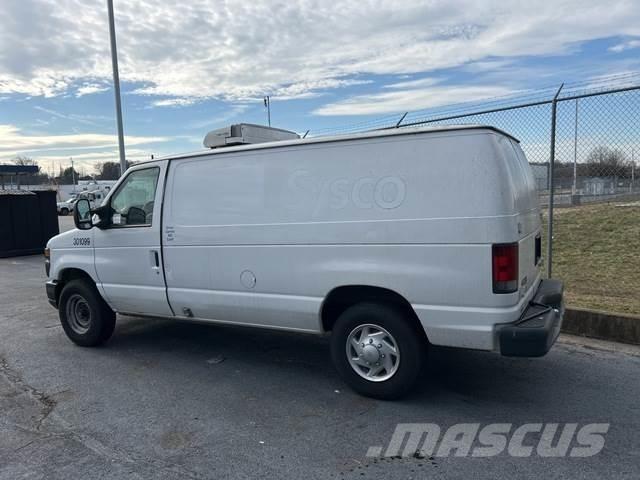 Ford E-250 شاحنة مقفلة