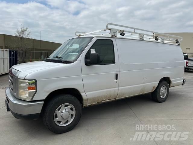 Ford E-250 شاحنة مقفلة