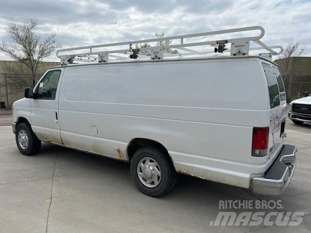 Ford E-250 شاحنة مقفلة