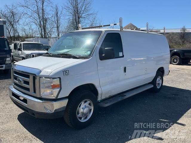 Ford E-250 شاحنة مقفلة