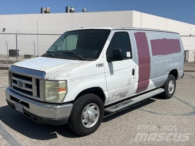 Ford E-250 شاحنة مقفلة